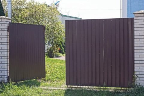 Simple metal gate